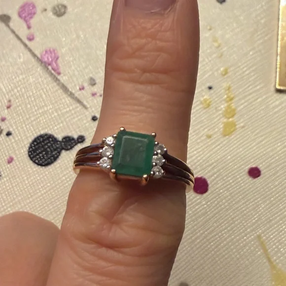 Elegant 10k rose gold emerald and diamond ring - Picture 6 of 10